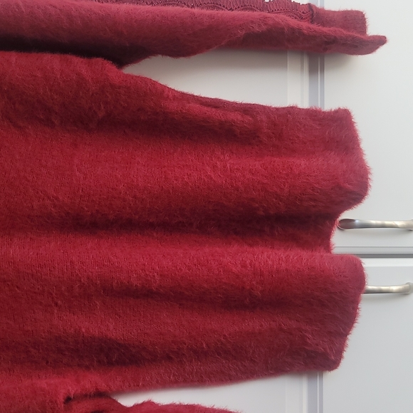 NWOT Eesome Fuzzy Eyelash Sweater with Embroidered Lace Detail Sleeve Size M/L - Picture 6 of 10